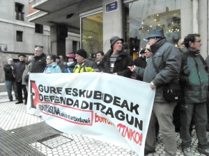 Errenteria-Oreretako Euskadiko Kutxan ura kentzen
