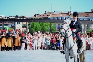 Inma Landa jenerala tropak eta udaleko hautetsiak agurtzen