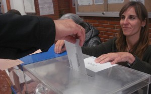 Herritar bat, botoa ematen Bidasoa Lanbide Heziketa zentroan