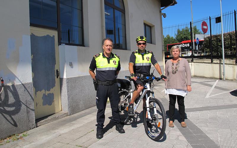 Lourdes Larraza udal ordezkaria, udaltzainekin, gaur zerbitzua aurkezten