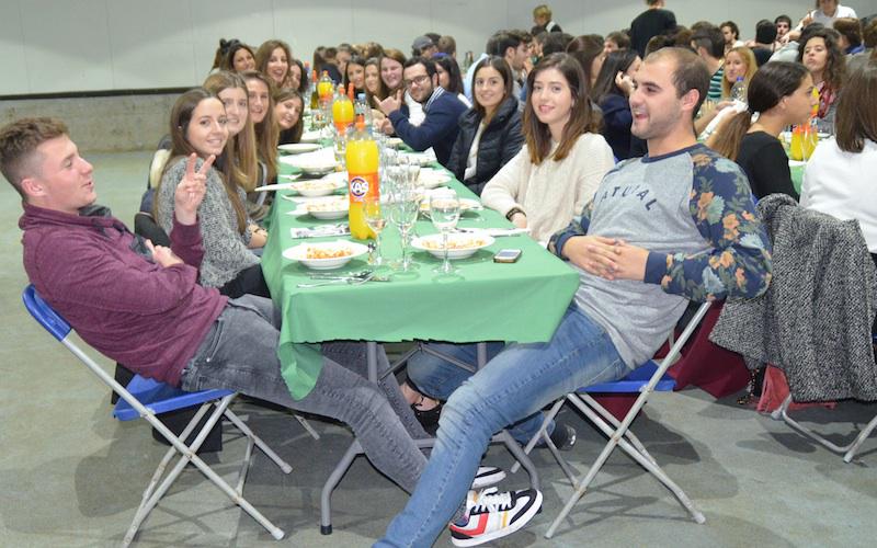 Jendetza bildu da arraunlariak omentzeko bazkarian