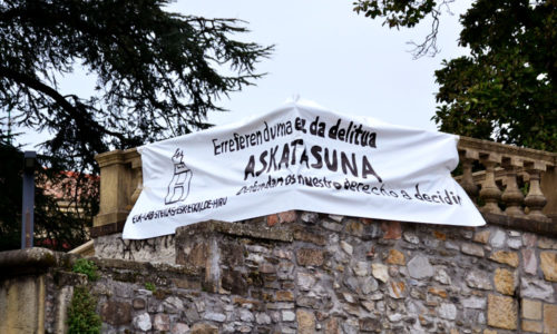 Gehiengo sindikalak Kataluniaren alde zintzilikatutako pankarta