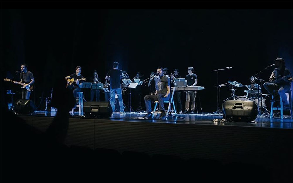 Marmokako eta Scooby Band orkestrako kideak Itsas Etxea auditoriumeko agertokian.