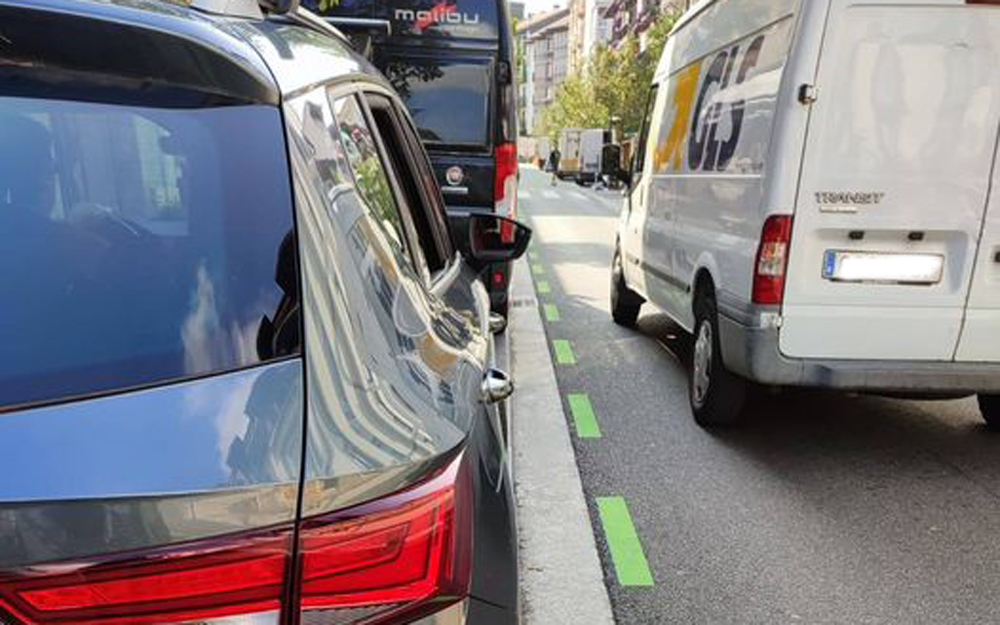 Marra berdeak margotu dituzte Portuko aparkalekuetan.