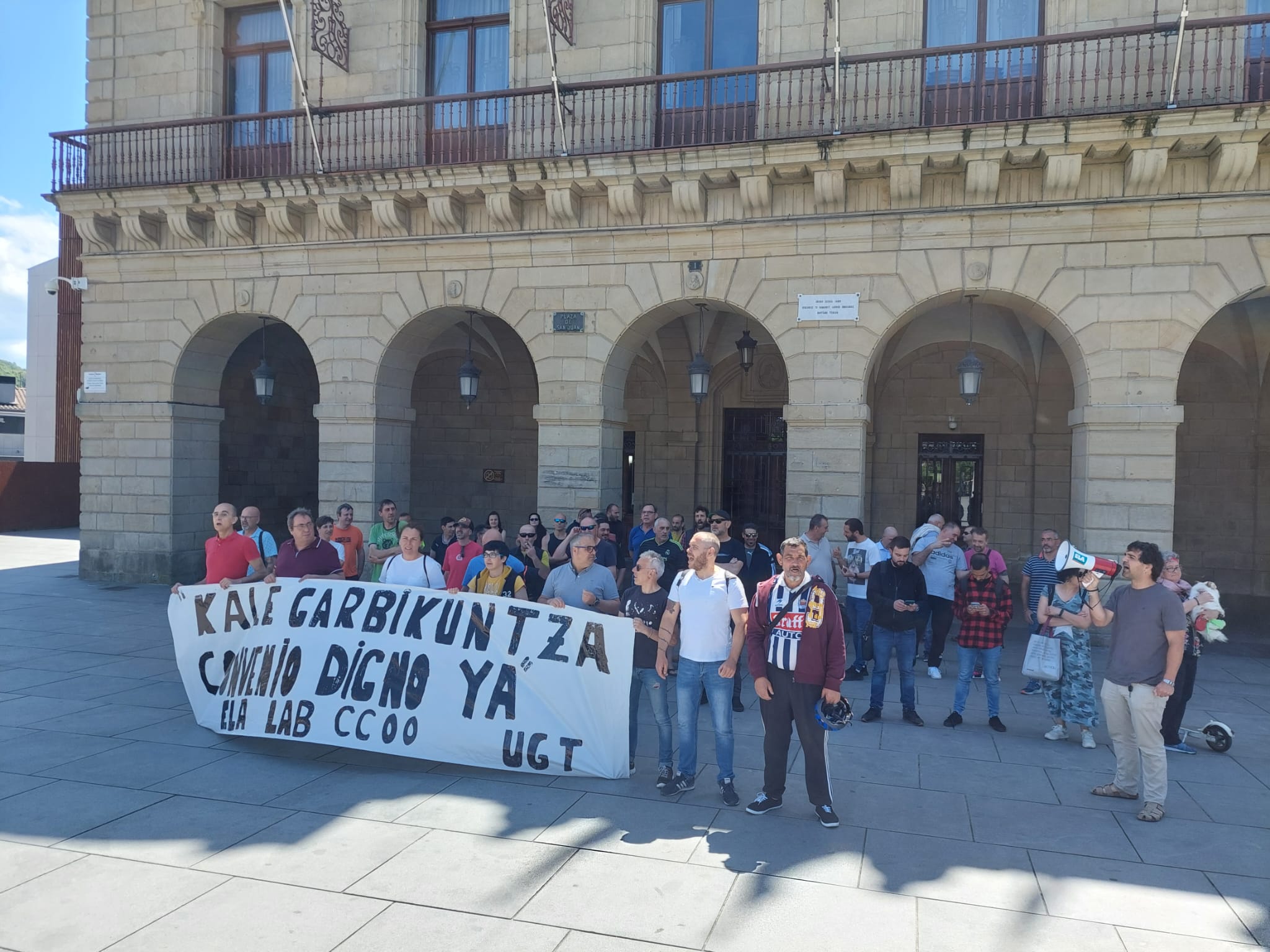 Artxiboko irudia. Protesta udaletxe aurrean