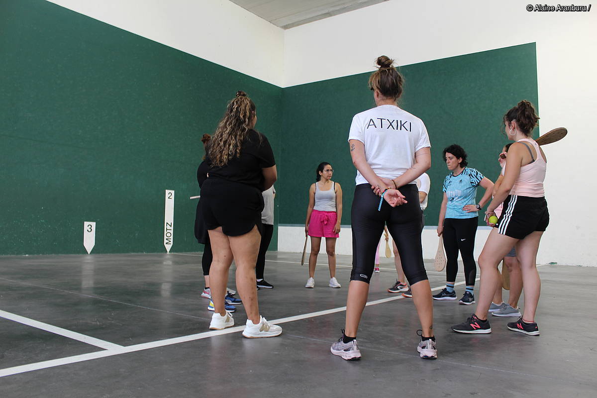 Programa Emakumeok Zast, en Irun. Se trata de acercar a las mujeres migrantes al mundo del deporte.
