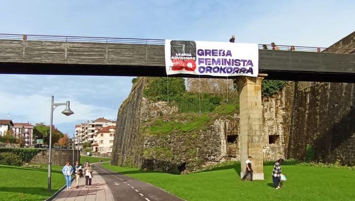 Pancarta llamando a la huelga feminista general en Hondarribia