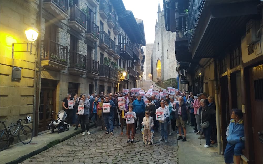 Unas 200 personas se congregaron ayer en la calle principal.