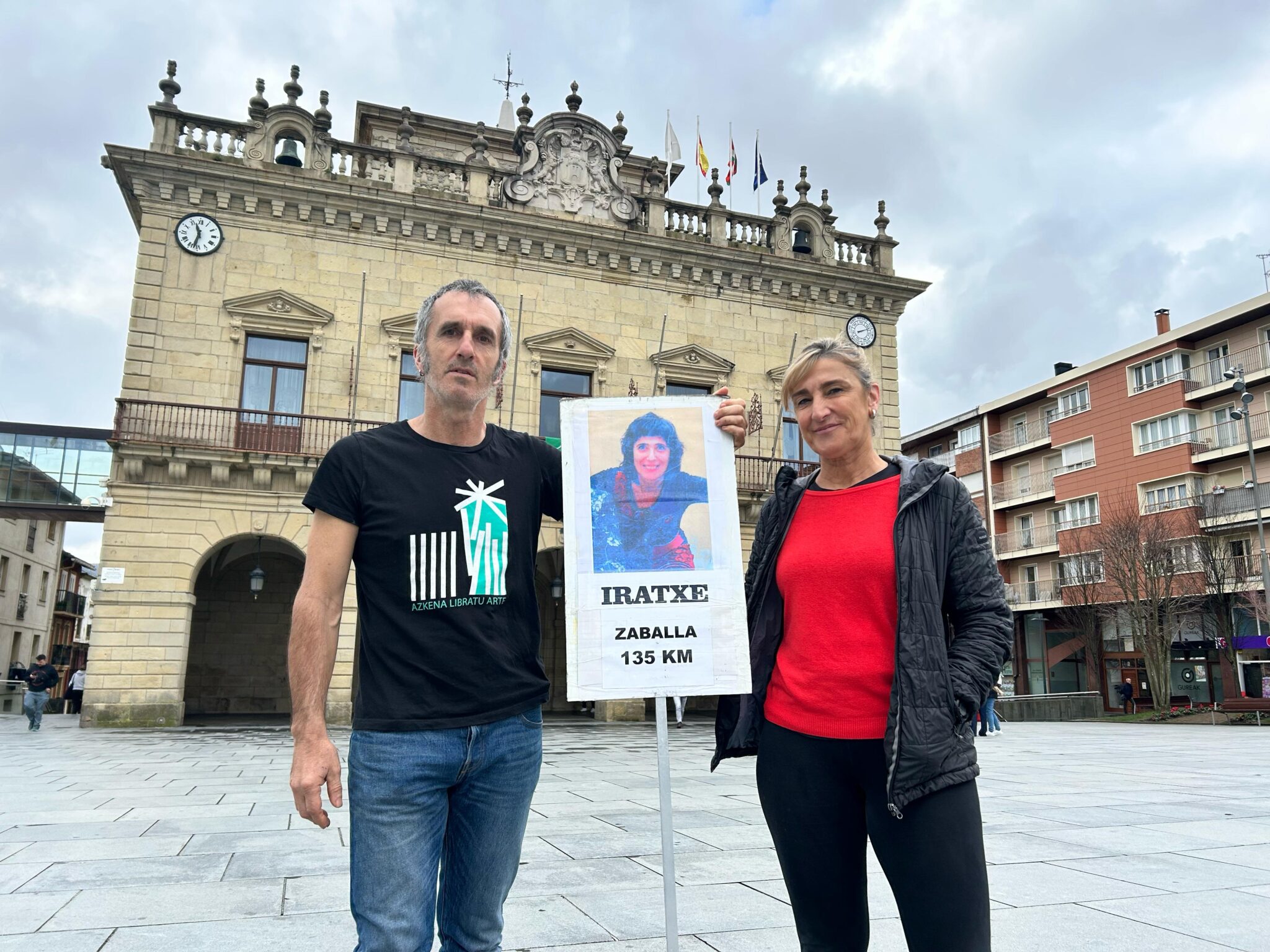 Imanol Arzuaga 'Kima' y Arantxa Goñi en la Plaz San Juan delante del Ayuntamiento portando la foto de Iratxe