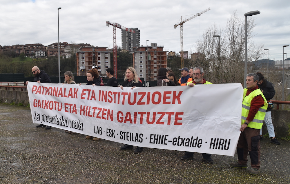 Concentración de protesta por la muerte del trabajador que falleció a consecuencia del accidente laboral ocurrido en el puerto de Pasaia el pasado mes de febrero.