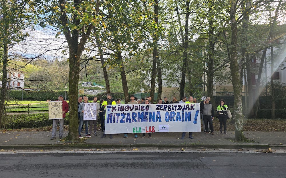 Trabajadores y trabajadoras de Txinzer, hoy, durante la jornada de huelga.