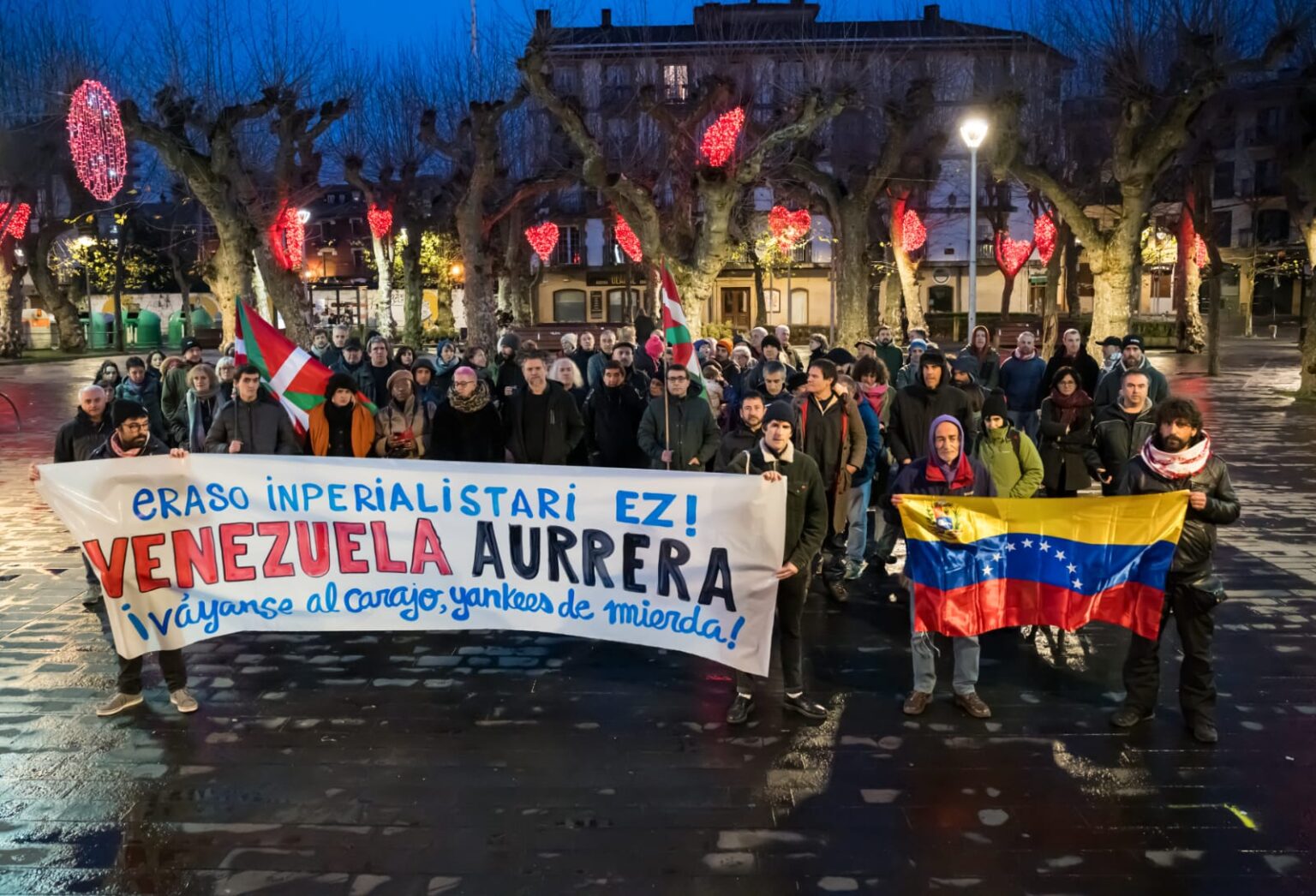 Concnetración en la plaza Urdanibia. Foto: Bidasoa Hitza